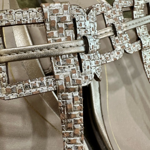 Vionic Gold Slide Flip Flops - Picture 5 of 6